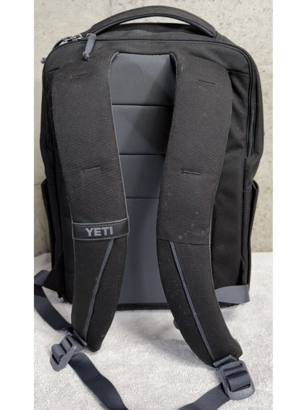 YETI Crossroads 23 Backpack Black 23L Laptop Travel Carry-On Hiking Bag - Picture 4 of 10